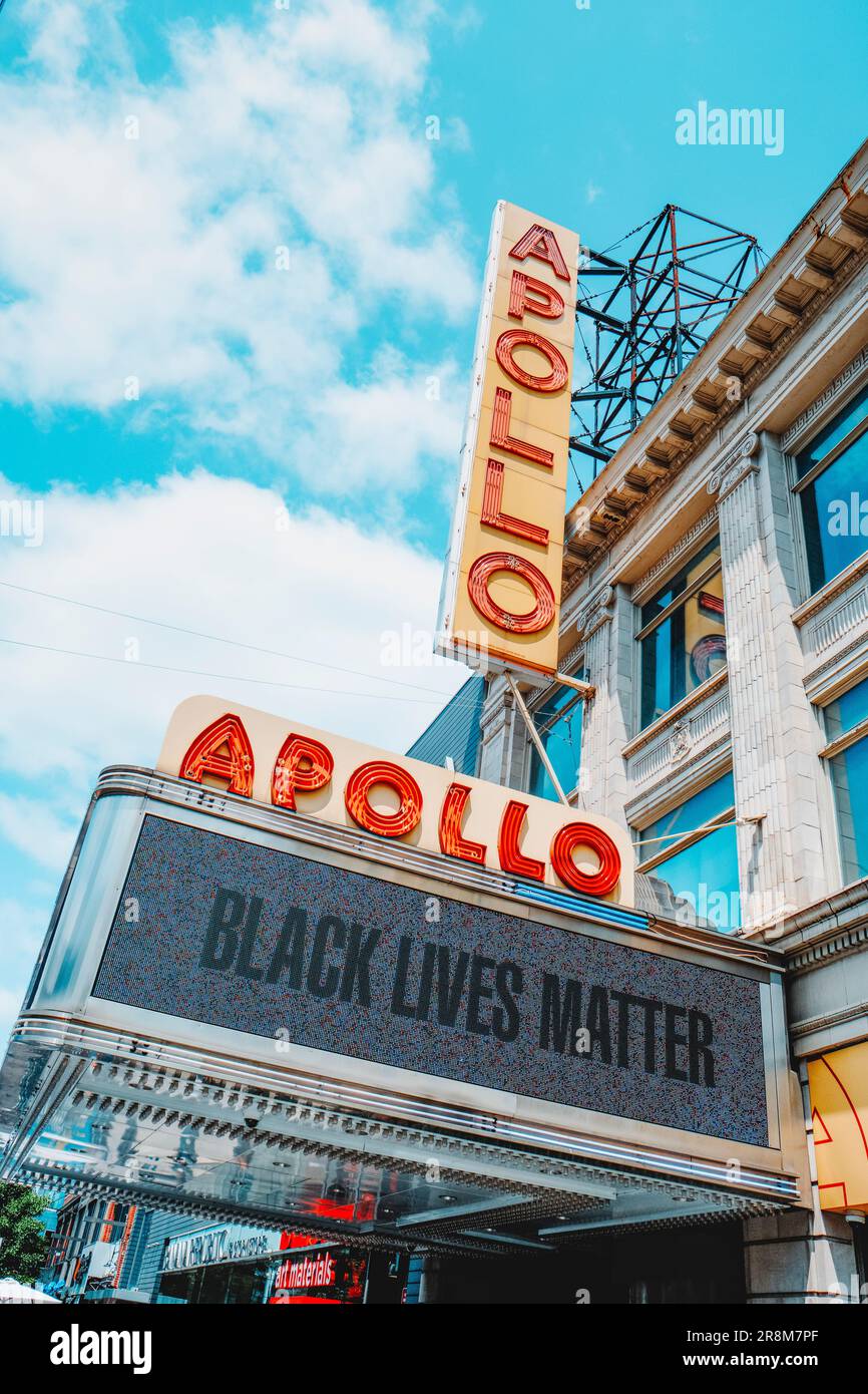 New York, États-Unis - 21 mai 2023 : le chapiteau du théâtre historique Apollo, à Harlem, New York, États-Unis, le jour du printemps Banque D'Images