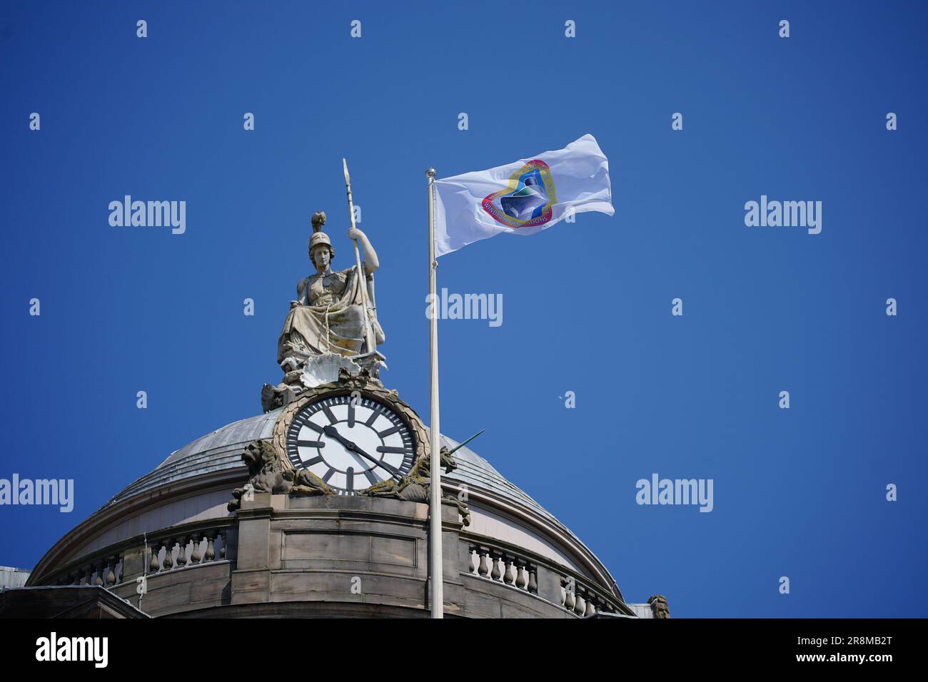 Le drapeau Windrush survole l'hôtel de ville de Liverpool, marquant ainsi le 75th anniversaire de l'arrivée du navire HMT Empire Windrush à Tilbury, Essex, transportant des familles des Caraïbes vers le Royaume-Uni pour aider à combler les pénuries de main-d'œuvre d'après-guerre. Date de la photo: Jeudi 22 juin 2023. Banque D'Images