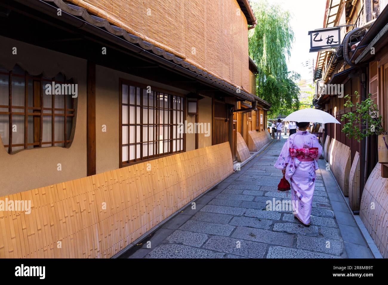 Femme dans un kimono marchant Gion Shirakawa Banque D'Images