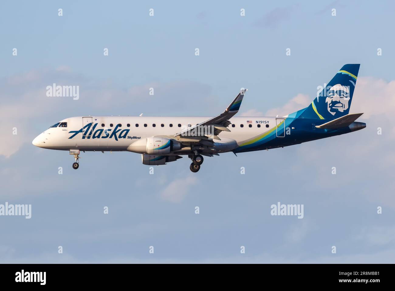 Los Angeles, États-Unis - 2 novembre 2022: Alaska SkyWest Airlines Embraer 175 avion à l'aéroport de Los Angeles (LAX) aux États-Unis. Banque D'Images