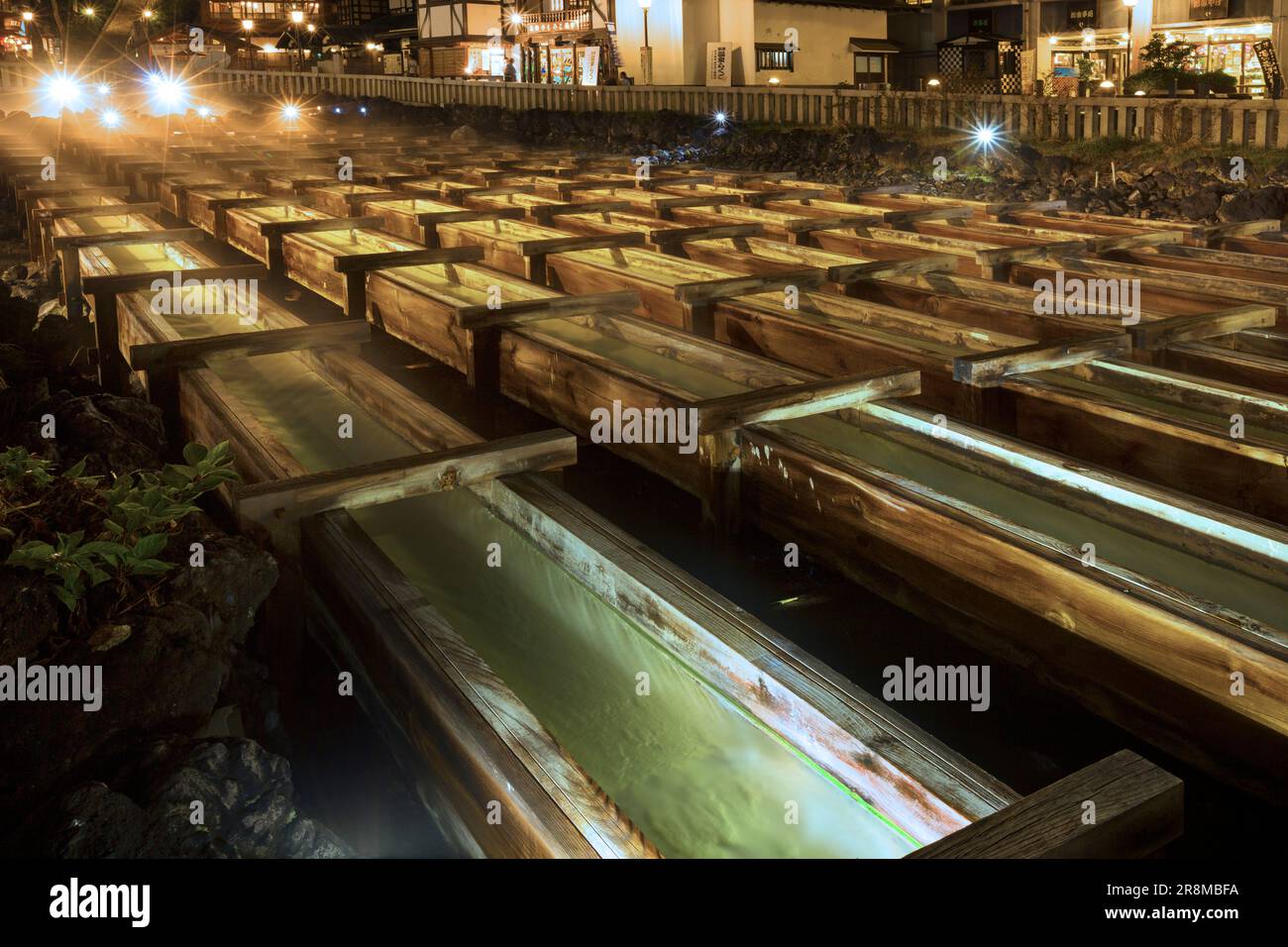 Vue nocturne de Yubatake (champ d'eau chaude) à Kusatsu Onsen source chaude Banque D'Images