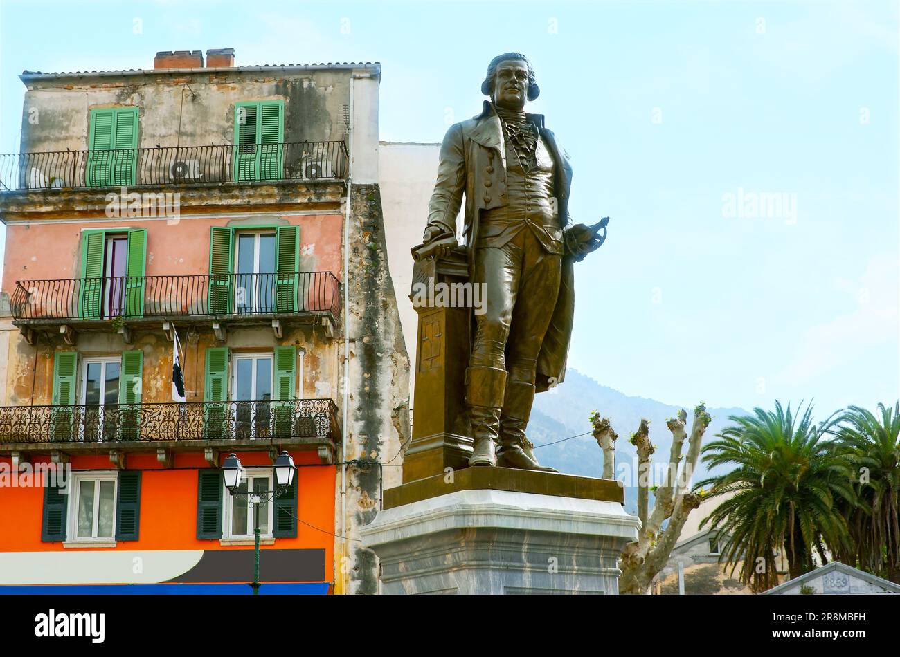 Le monument à Pascal Paoli sur la place Paoli avec une vieille maison de ville en arrière-plan, Corte, Corse, France Banque D'Images