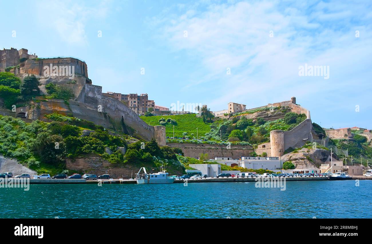 Explorez les fortifications médiévales de Bonifacio avec de vieux remparts et tours, dominant la falaise calcaire, Corse, France Banque D'Images