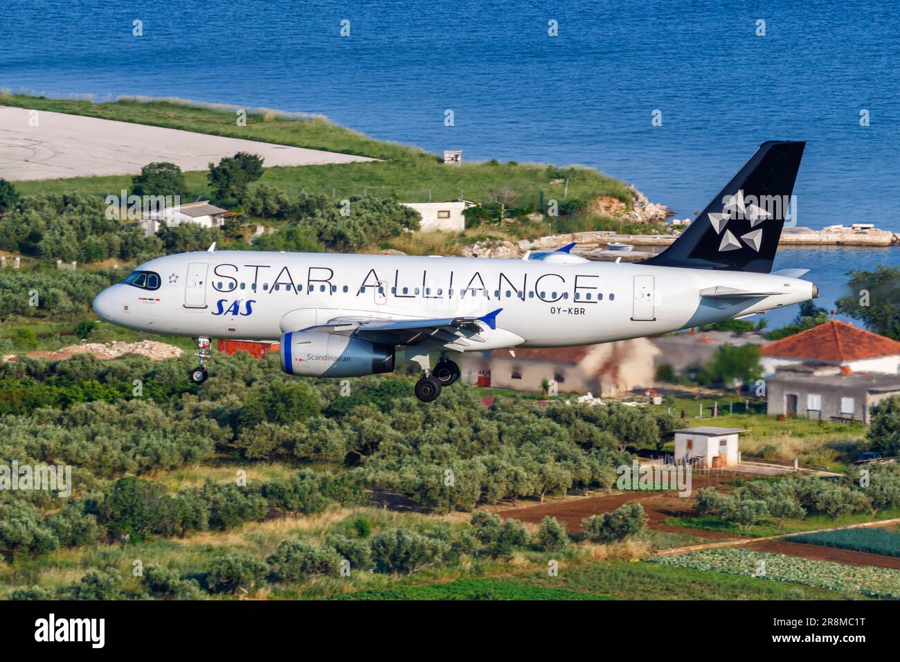 Split, Croatie - 27 mai 2023: SAS Scandinavian Airlines Airbus A319 dans la décoration de l'Alliance Star à l'aéroport de Split (SPU) en Croatie. Banque D'Images