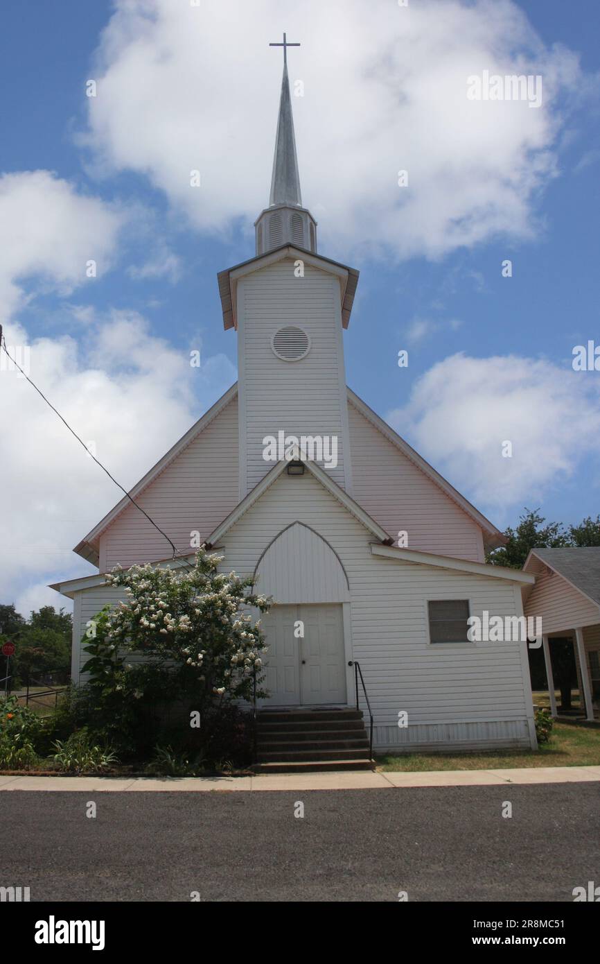 Petite église historique blanche avec ciel bleu le jour de l'été, dans l'est rural du Texas Banque D'Images