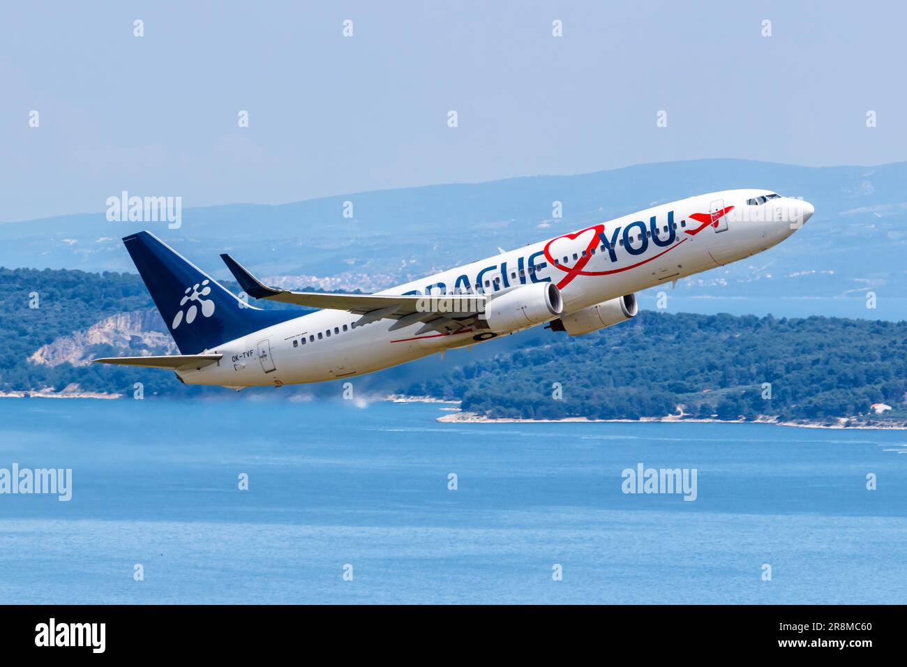 Split, Croatie - 31 mai 2023: Service de voyage l'avion Boeing 737-800 à Prague vous aime la décoration spéciale à l'aéroport de Split (SPU) en Croatie. Banque D'Images