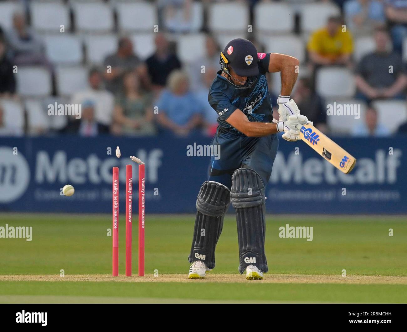 Northampton 21-juin 2023 : Wayne Madsen de Derbyshire Falcons dehors pour 35 a été Bowled par David Willey de Northamptonshire pour 35 pendant le match de Blast Vitality T20 entre Northamptonshire Steelbacks vs Derbyshire Falcons au terrain du comté Northampton Angleterre . Banque D'Images