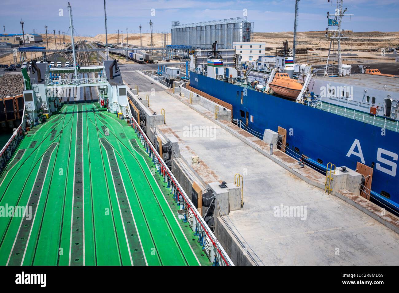 Kuryk, Kazakhstan. 21st juin 2023. Les wagons de marchandises avec conteneurs sont chargés sur un navire de ferry dans le port de ferry de Kuryk et transportés à travers la mer Caspienne. Pour les transports de marchandises entre l'Asie et l'Europe, le soi-disant couloir moyen devient de plus en plus important. La route traverse l'Asie centrale, contournant la Russie au nord et l'Iran au sud. Credit: Jens Büttner/dpa/Alay Live News Banque D'Images