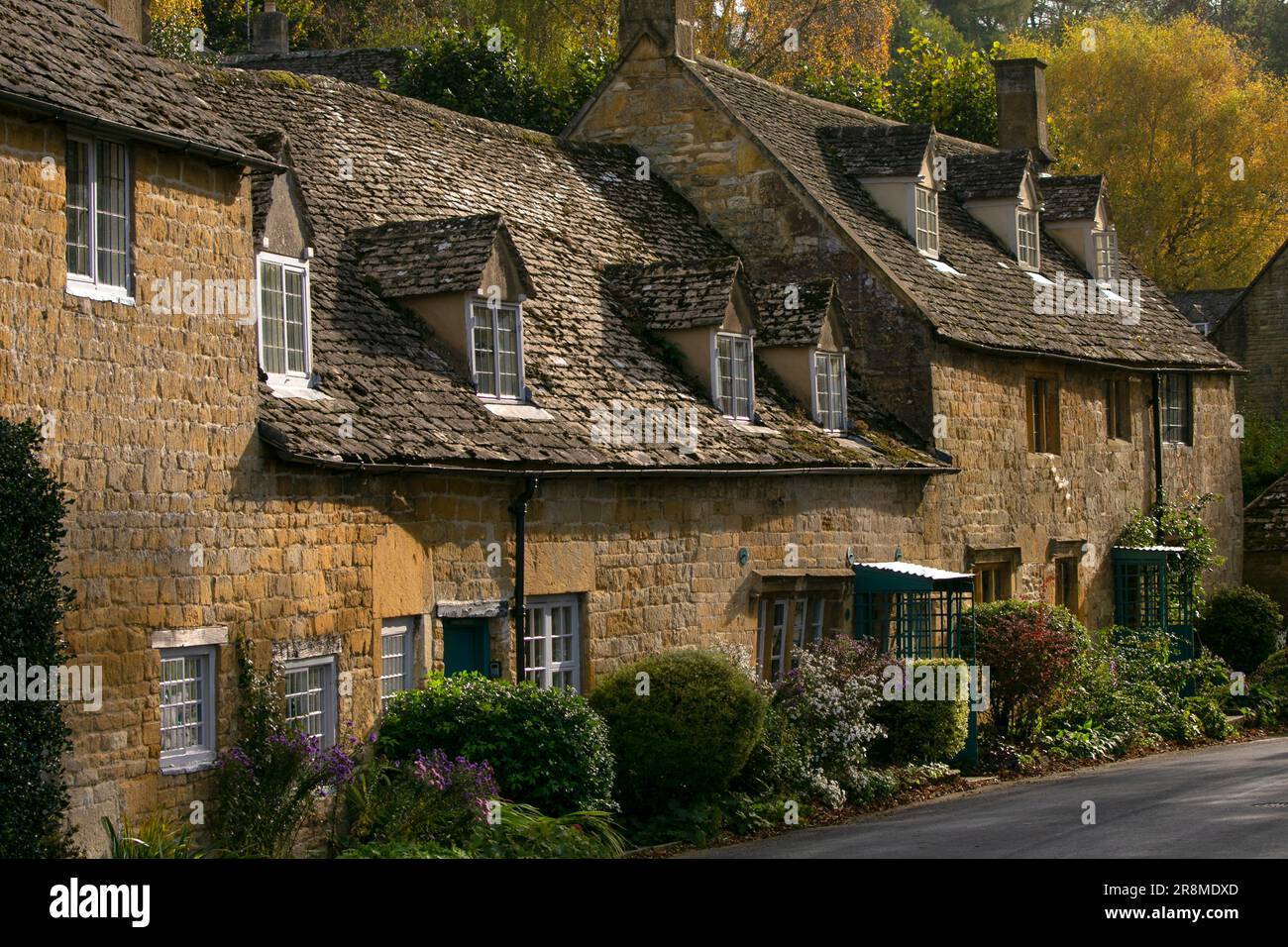 Jolis cotswold cottages dans le village de neige colline, gloustershire, Angleterre Banque D'Images