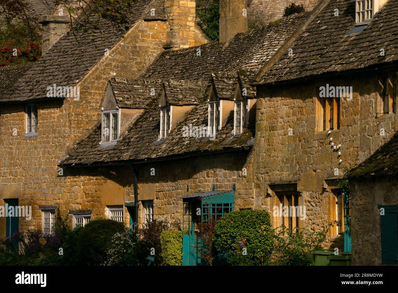 Jolis cotswold cottages dans le village de neige colline, gloustershire, Angleterre Banque D'Images