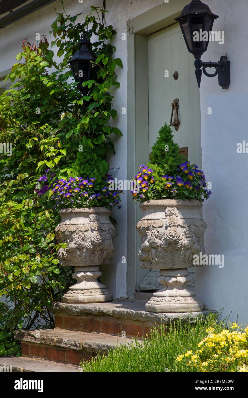 Urnes ornementales à l'extérieur de l'entrée de la maison de campagne dans le village de Childrey, Oxfordshire, Angleterre Banque D'Images