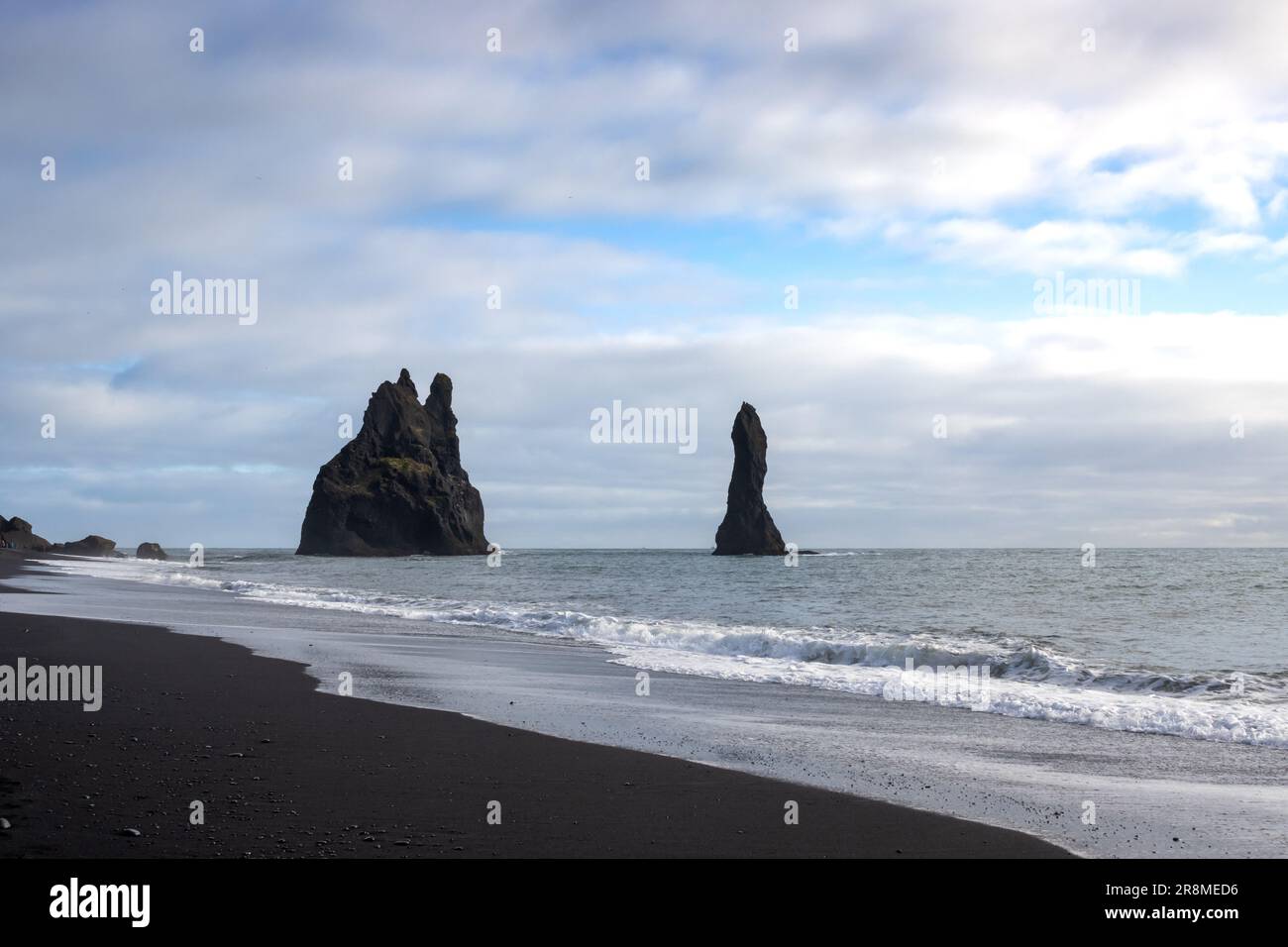 Côte de l'océan Atlantique au sud de l'île. Célèbre plage de sable noir avec ses formations rocheuses. Ciel nuageux en automne. Reynisfja Banque D'Images