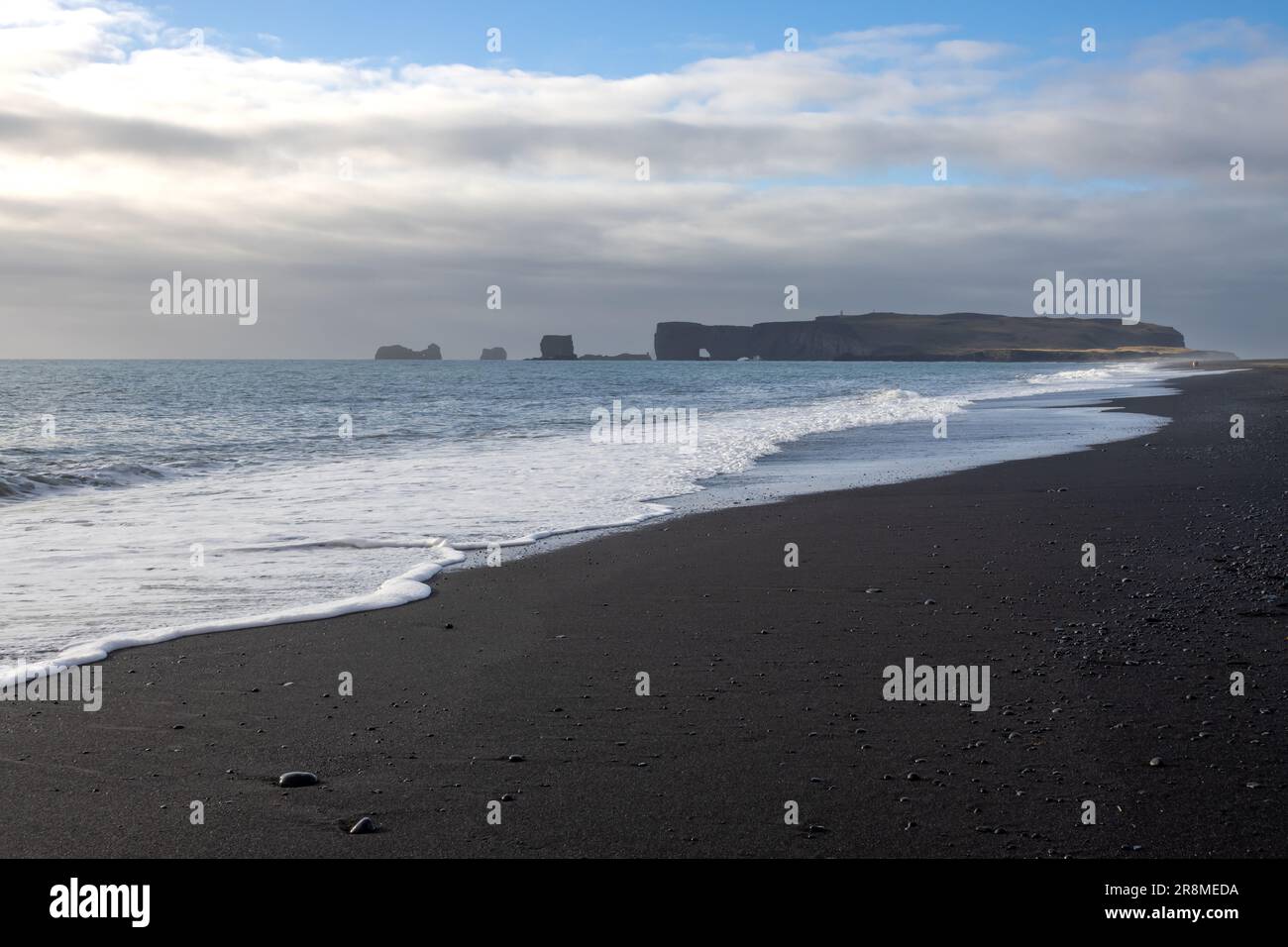 Côte de l'océan Atlantique au sud de l'île. Célèbre plage de sable noir avec ses formations rocheuses. Ciel nuageux en automne. Reynisfja Banque D'Images