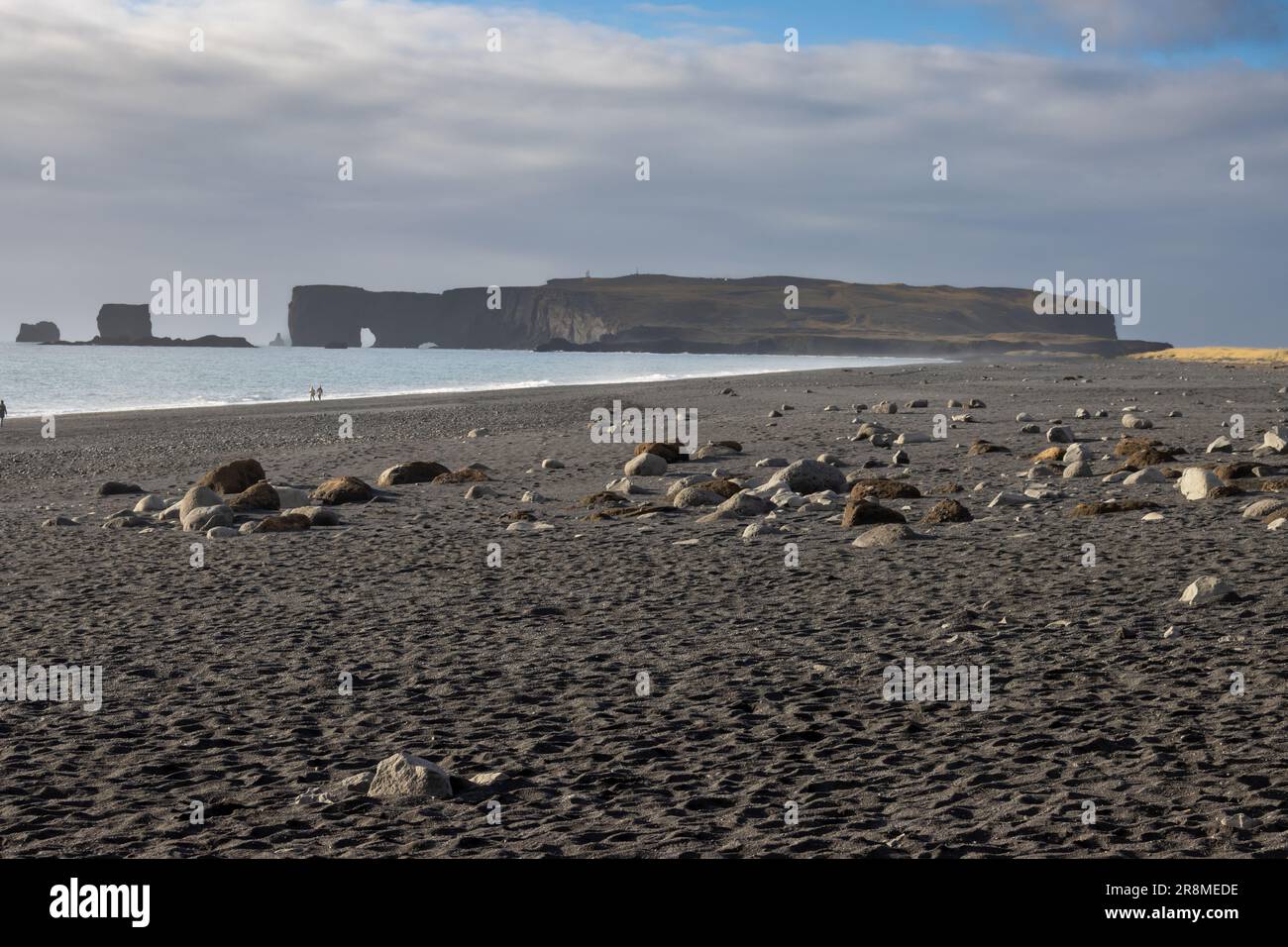 Côte de l'océan Atlantique au sud de l'île. Célèbre plage de sable noir avec ses formations rocheuses. Ciel nuageux en automne. Reynisfja Banque D'Images
