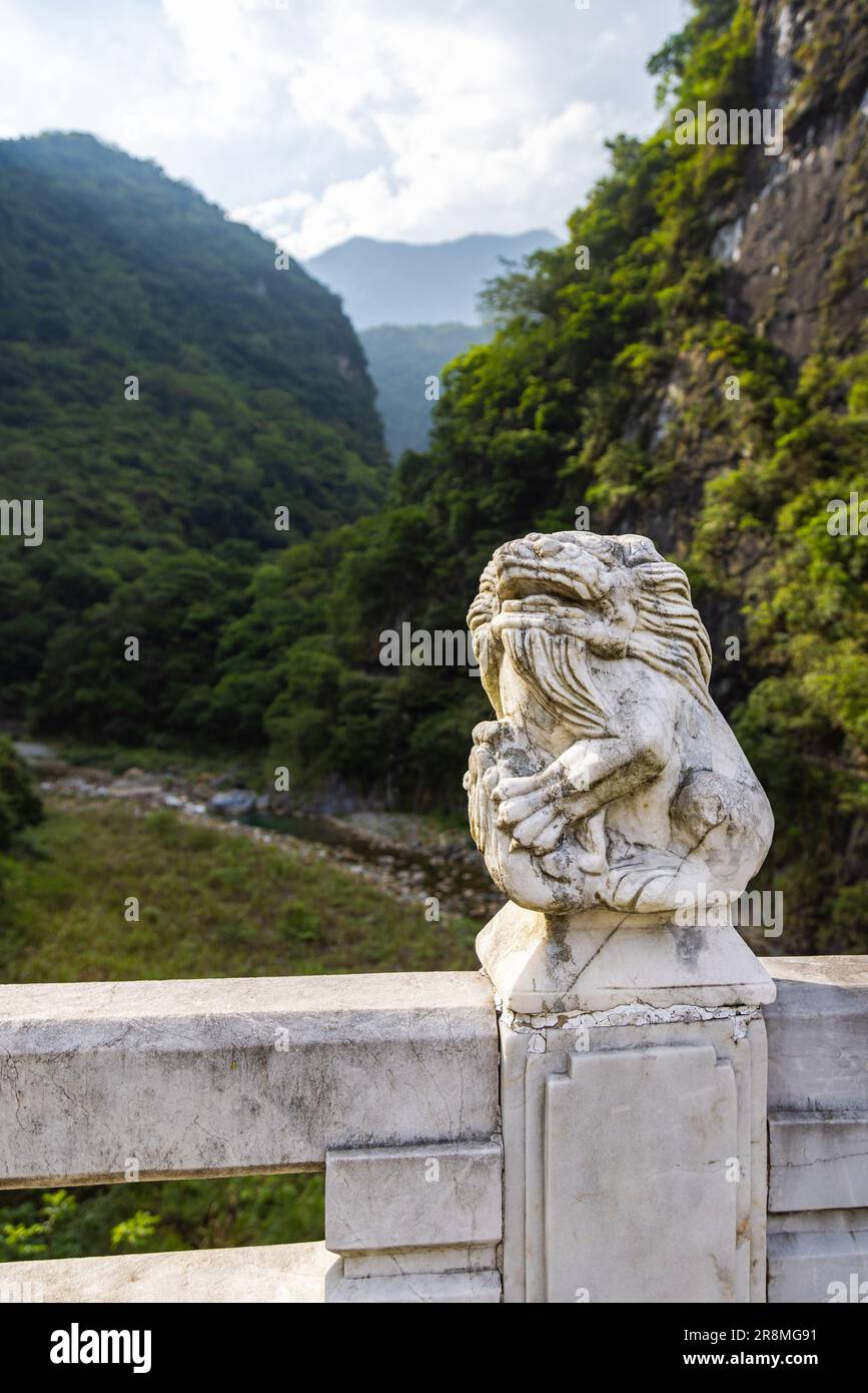 Parc national de Taroko, Taïwan - 22 mai 2023 : pont de Shakadang au-dessus de la rivière Liwu à l'entrée de la piste de Shakadang, l'une des nombreuses randonnées spectaculaires Banque D'Images