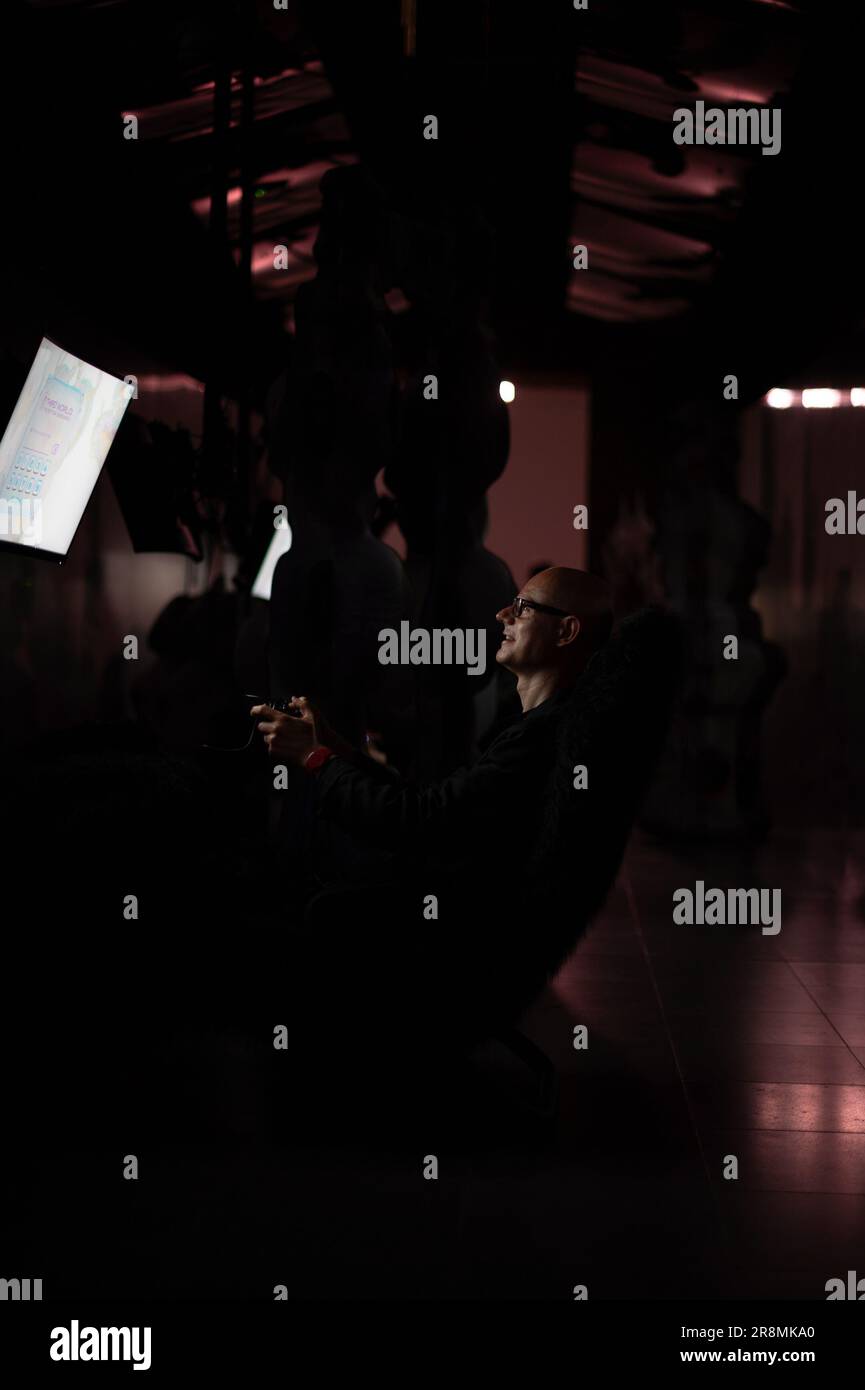 Serpentine North, Londres, Royaume-Uni tiers monde : la dimension inférieure par l'artiste Gabriel Massan et ses collaborateurs. Une exposition expérimentale comprenant des jeux vidéo et web3 jetons. Il examine les histoires sur l'expérience brésilienne noire à travers les jeux pour renforcer les voix et mettre en évidence les différences des peuples pour provoquer des changements positifs. Le jeu vidéo est dirigé par un artiste et pour le bénéfice du public. Banque D'Images