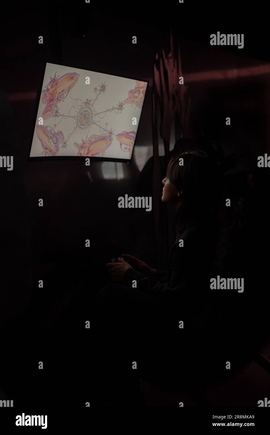 Serpentine North, Londres, Royaume-Uni tiers monde : la dimension inférieure par l'artiste Gabriel Massan et ses collaborateurs. Une exposition expérimentale comprenant des jeux vidéo et web3 jetons. Il examine les histoires sur l'expérience brésilienne noire à travers les jeux pour renforcer les voix et mettre en évidence les différences des peuples pour provoquer des changements positifs. Le jeu vidéo est dirigé par un artiste et pour le bénéfice du public. Banque D'Images