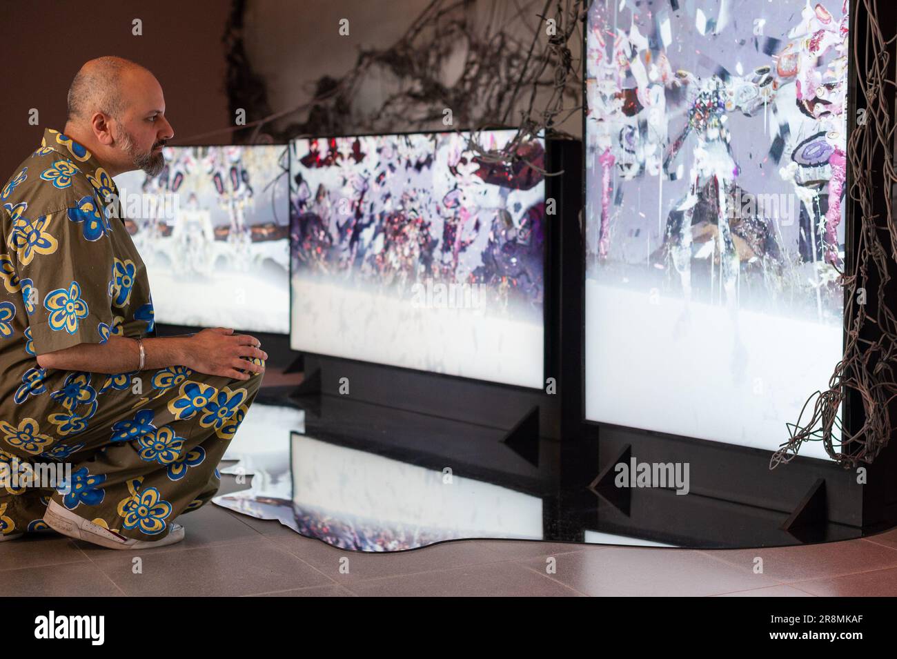 Serpentine North, Londres, Royaume-Uni tiers monde : la dimension inférieure par l'artiste Gabriel Massan et ses collaborateurs. Une exposition expérimentale comprenant des jeux vidéo et web3 jetons. Il examine les histoires sur l'expérience brésilienne noire à travers les jeux pour renforcer les voix et mettre en évidence les différences des peuples pour provoquer des changements positifs. Le jeu vidéo est dirigé par un artiste et pour le bénéfice du public. Banque D'Images