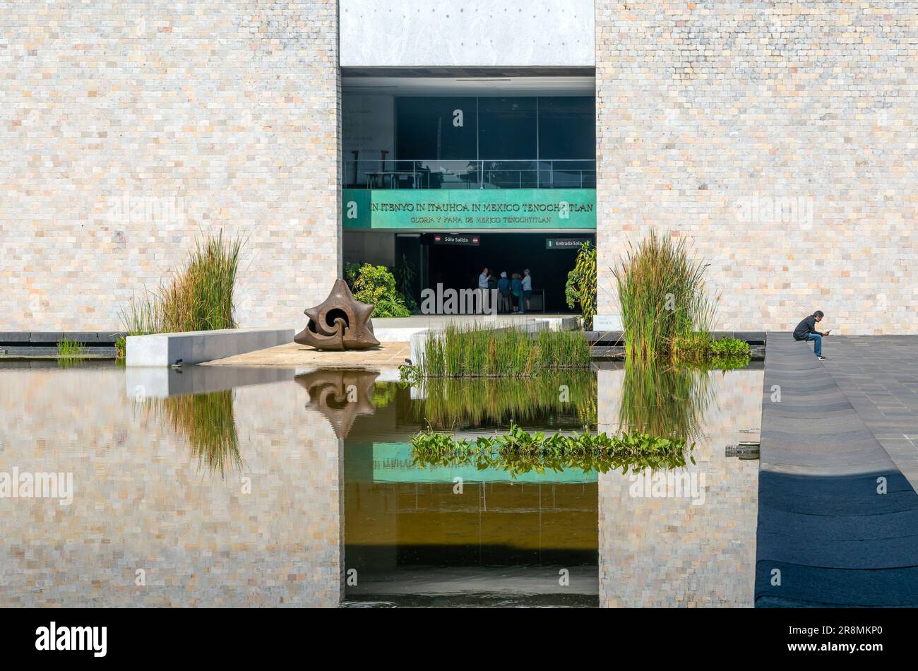 Entrée de la galerie Tenochtitlan reflétée dans l'eau, Courtyard National Anthropology Museum, Mexico, Mexique Banque D'Images