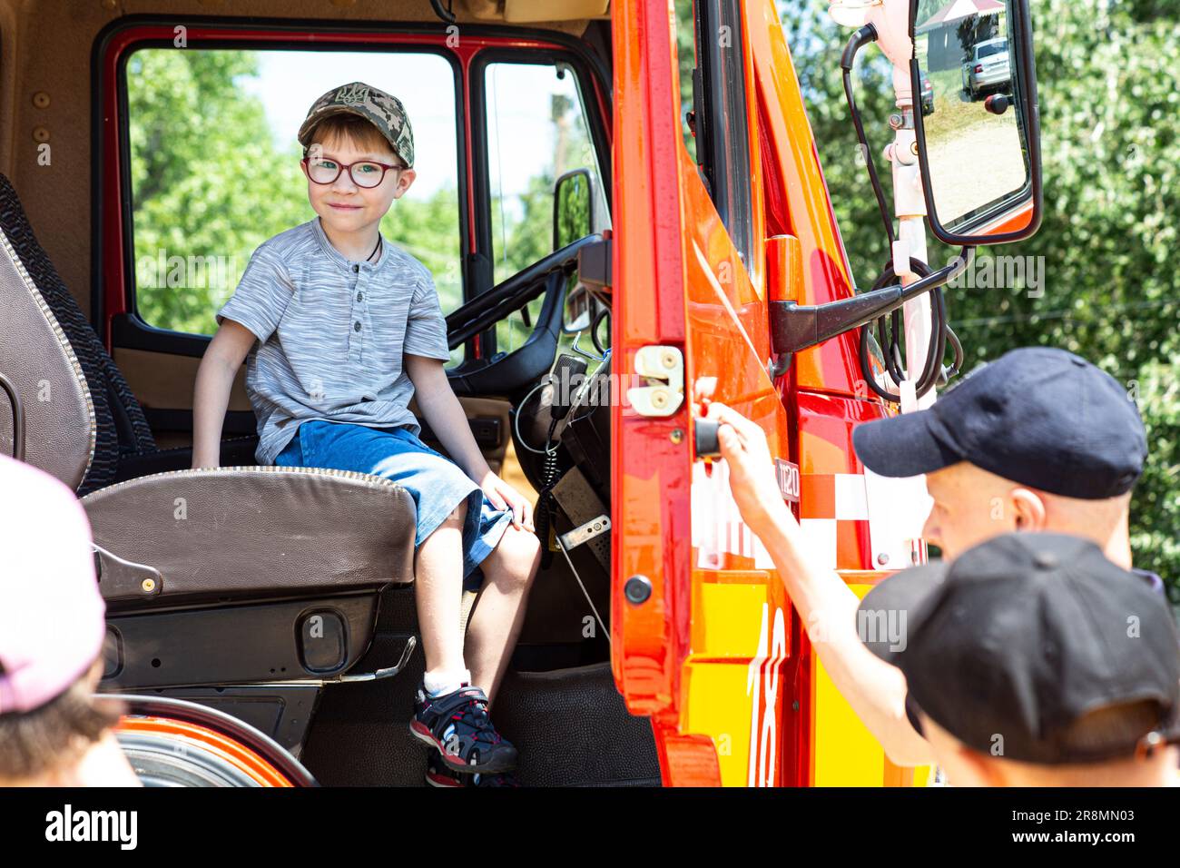 Un jeune ukrainien profite du temps sur le siège de la machine à incendie en tant qu'officier invité des enfants à se loger lors de la Journée de protection des enfants à Dnepr le 1 juin 2023 Banque D'Images