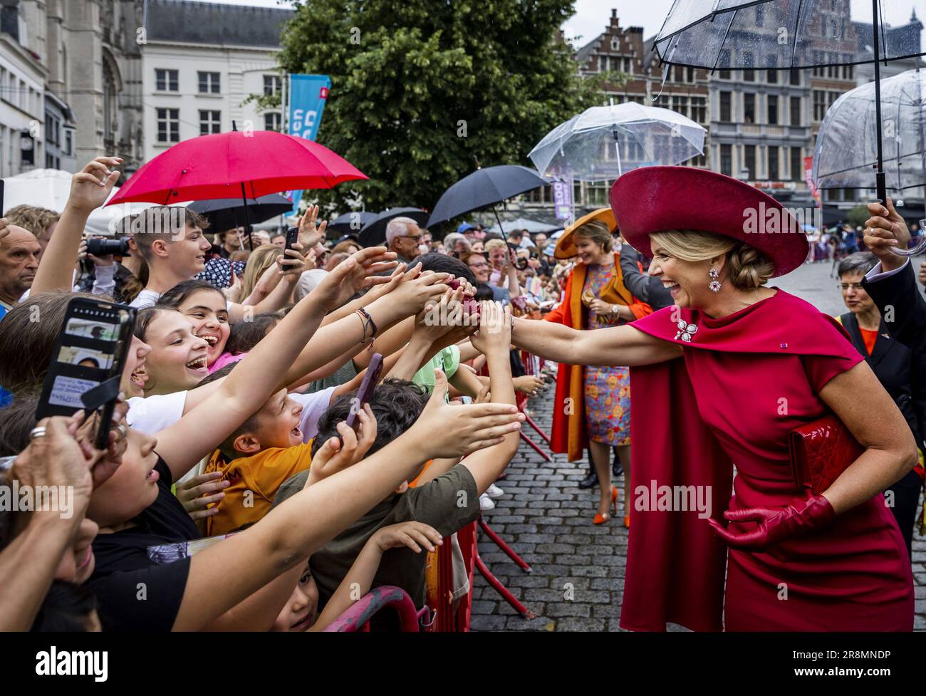 ANVERS - 22/06/2023, la reine Maxima et la reine Mathilde de Belgique accueillent le public à la Grote Markt lors de la troisième journée de la visite d'État en Belgique. Le couple royal néerlandais a effectué une visite d'État de trois jours dans le pays à l'invitation du roi de Belgique Philippe et de la reine Mathilde. ANP REMKO DE WAAL pays-bas hors - belgique hors Banque D'Images