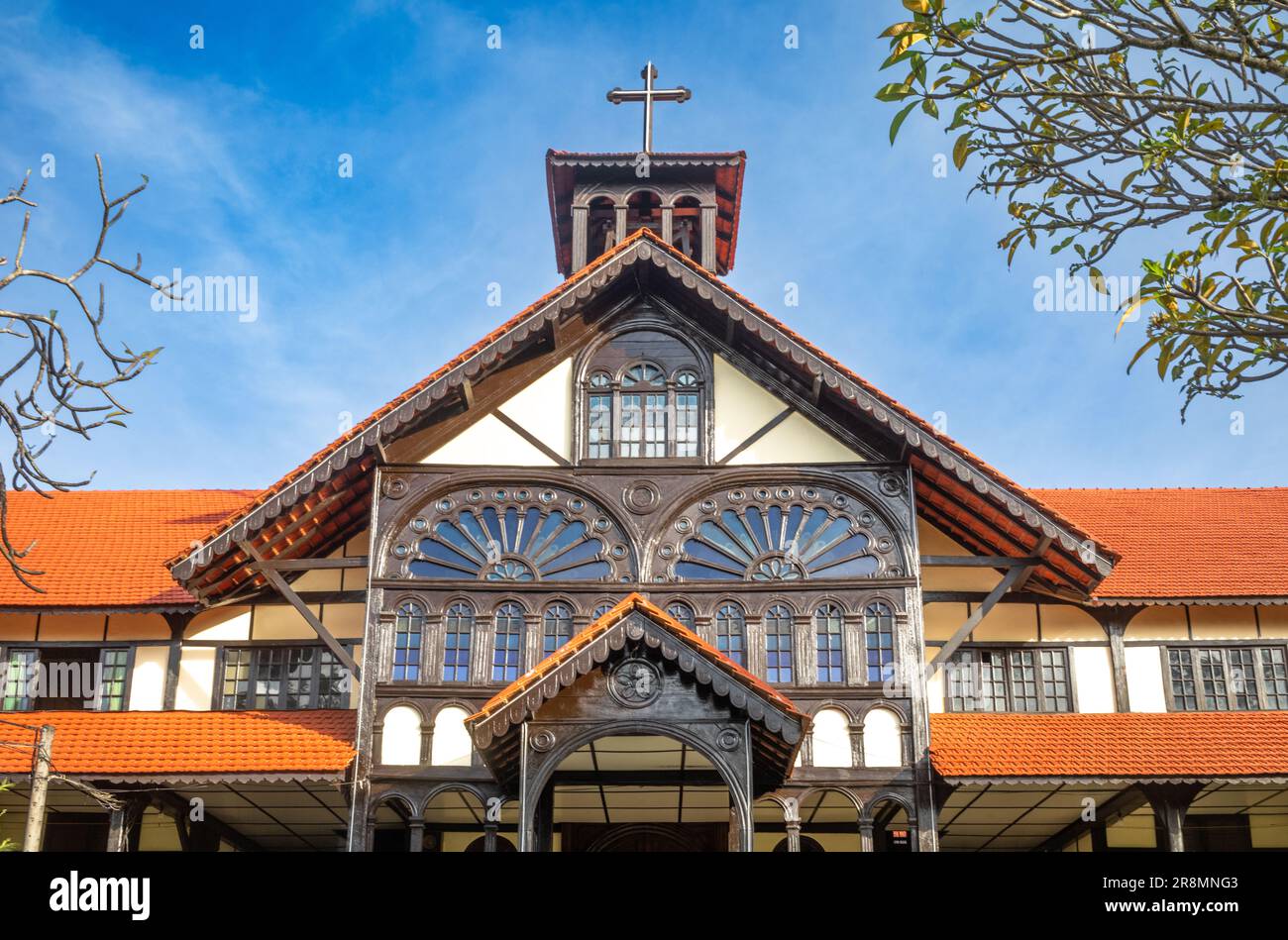 Le devant de la Maison de l'évêque catholique de l'époque coloniale, ou Palais de l'évêque, à Kontum, dans les Hautes-terres centrales du Vietnam. Le bâtiment est le centre o Banque D'Images