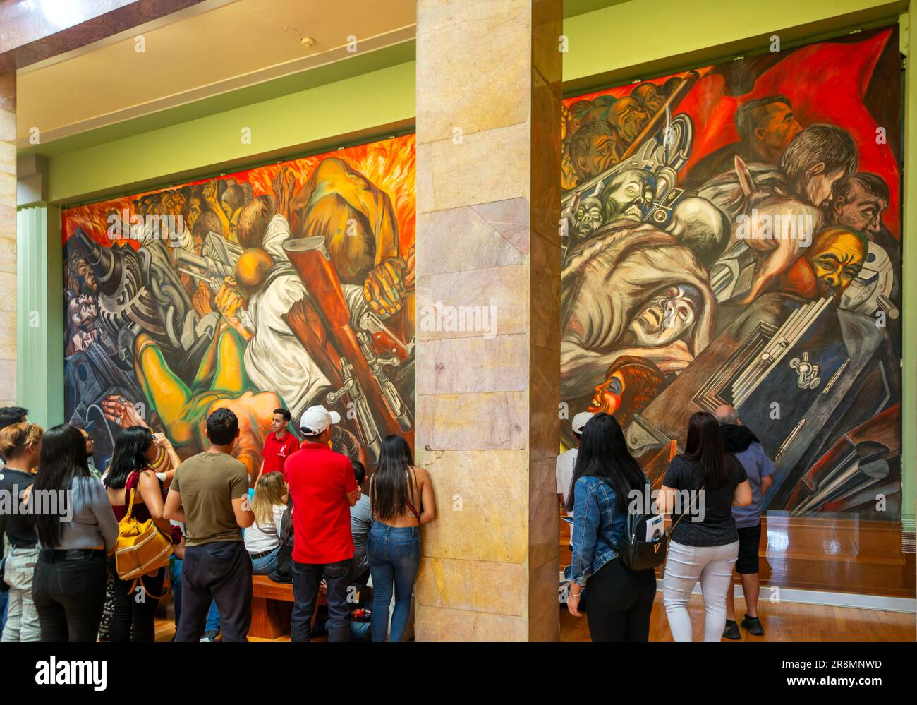 Personnes regardant la fresque 'Katharsis' 1934 par Jose Clemente Orozco, Palacio de Bellas Artes, Palais des Beaux-Arts, Mexico, Mexique Banque D'Images