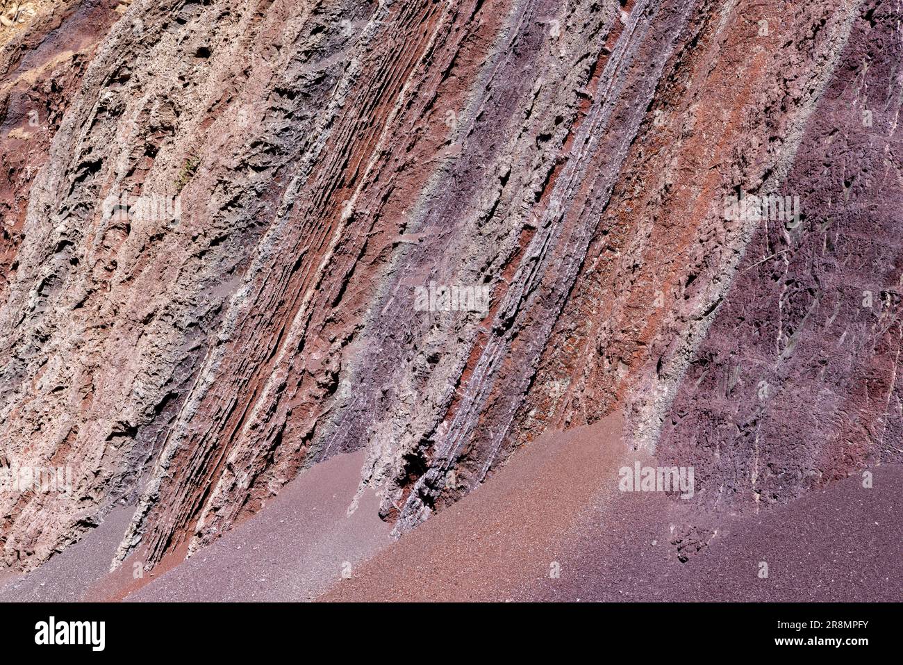 Paroi rocheuse colorée avec différentes couches - voyager et explorer le magnifique paysage autour du parc national de Torotoro en Bolivie, en Amérique du Sud Banque D'Images