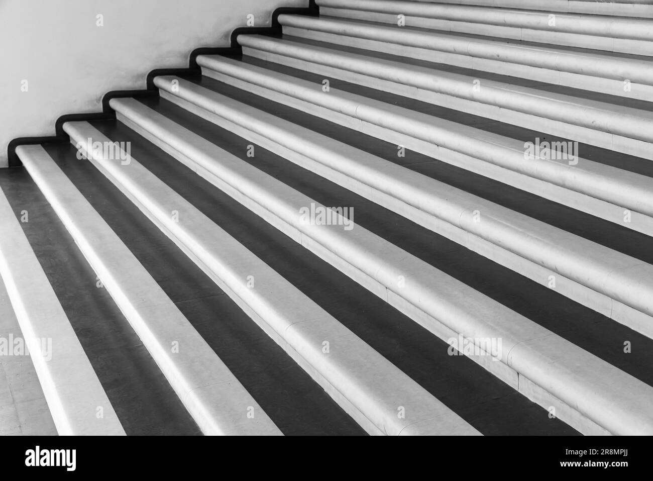 Escalier vide en pierre et mur blanc, photo abstraite d'arrière-plan architectural, noir et blanc Banque D'Images