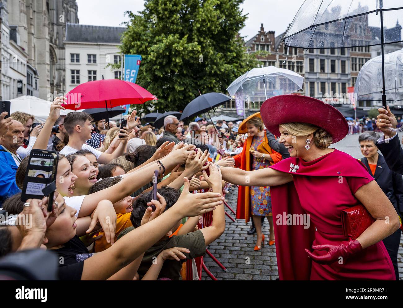 ANVERS - 22/06/2023, la reine Maxima et la reine Mathilde de Belgique accueillent le public à la Grote Markt lors de la troisième journée de la visite d'État en Belgique. Le couple royal néerlandais a effectué une visite d'État de trois jours dans le pays à l'invitation du roi de Belgique Philippe et de la reine Mathilde. ANP REMKO DE WAAL pays-bas hors - belgique hors Banque D'Images