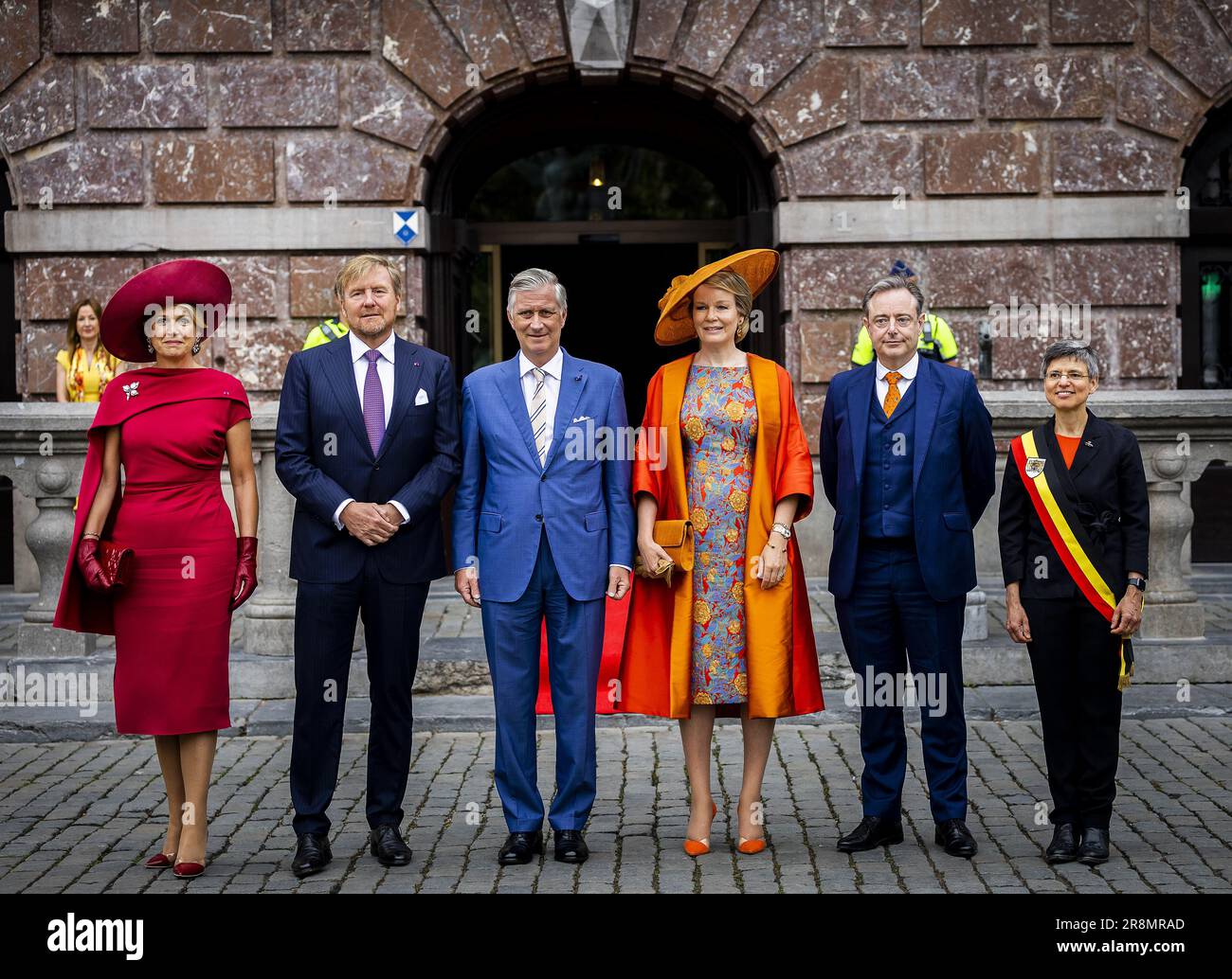 ANVERS - 22/06/2023, le roi Willem-Alexander et la reine Maxima ainsi que le roi belge Filip et la reine Mathilde posent pour une photo avec le maire Bart de Wever (2nd R) le troisième jour de la visite d'État en Belgique. Le couple royal néerlandais a effectué une visite d'État de trois jours dans le pays à l'invitation du roi de Belgique Philippe et de la reine Mathilde. ANP REMKO DE WAAL pays-bas hors - belgique hors Banque D'Images