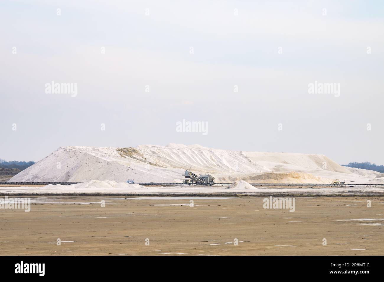 Salin de Giraud, France - 2 mars 2023 : le sel de mer s'inonde à salin de giraud en Camargue en Provence France, jour nuageux au printemps Banque D'Images