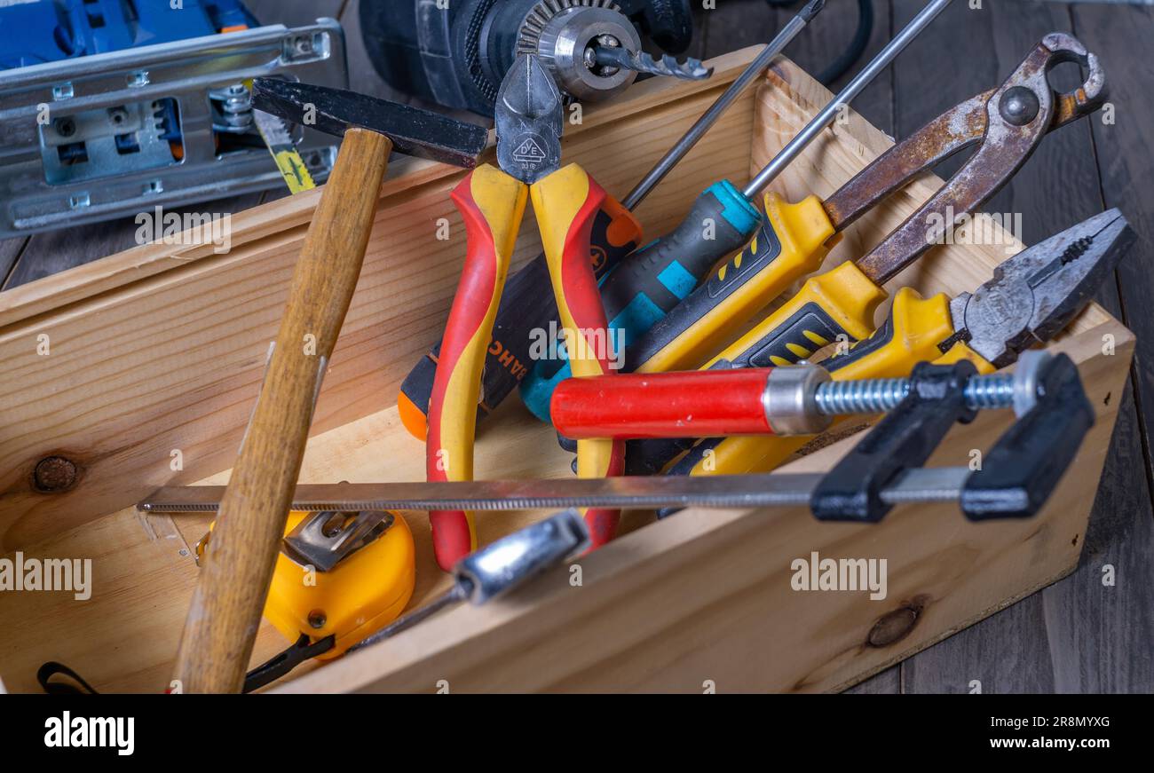 Outils utilisés pour le bricolage électrique et manuel à la maison Photo  Stock - Alamy