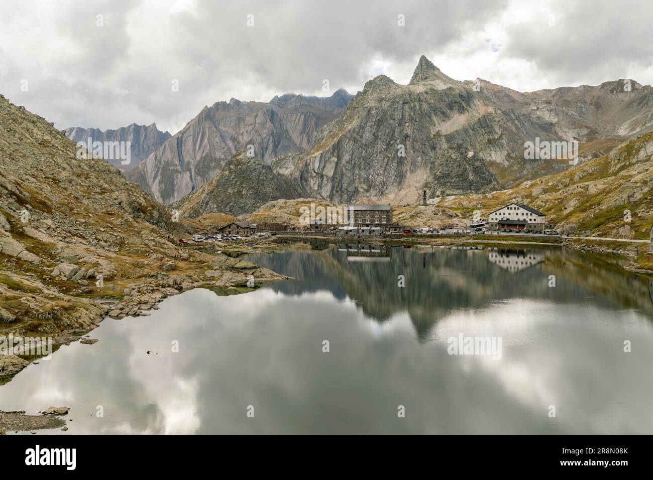 Le col de San Bernardino, Passo del San Bernardino, le col dal Sogn Bernardin, côté italien, frontière entre le canton de Graubuenden, Suisse et le Banque D'Images