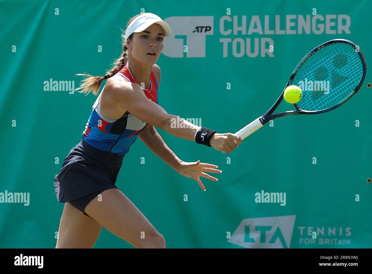 Ilkley Lawn tennis & squash Club, Stourton Road, Ilkley, West Yorkshire, 22nd juin 2023. Mirjam Bjorklund de Suède pendant le ITF World tennis Tour W100 Ilkley match contre Ankita Raina de l'Inde crédit: Touchlinepics/Alamy Live News Banque D'Images