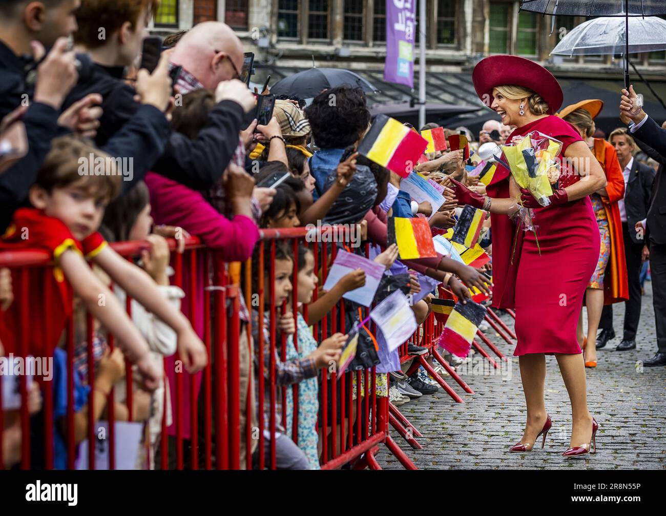 ANVERS - 22/06/2023, la reine Maxima et la reine Mathilde de Belgique accueillent le public à la Grote Markt lors de la troisième journée de la visite d'État en Belgique. Le couple royal néerlandais a effectué une visite d'État de trois jours dans le pays à l'invitation du roi de Belgique Philippe et de la reine Mathilde. ANP REMKO DE WAAL pays-bas hors - belgique hors Banque D'Images