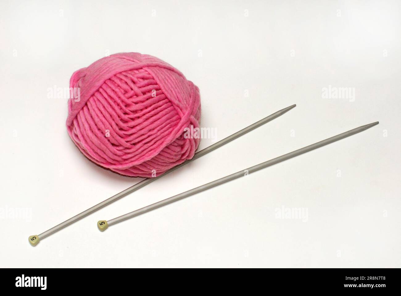 Balle de laine avec aiguilles à tricoter, laine, balle, balle, balle de laine, aiguille à tricoter, outil à tricoter, tricoter, couper, objet Banque D'Images
