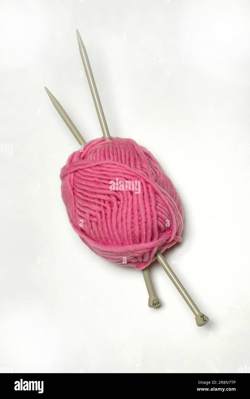 Balle de laine avec aiguilles à tricoter, laine, balle, balle, balle de laine, aiguille à tricoter, outil à tricoter, tricoter, couper, objet Banque D'Images