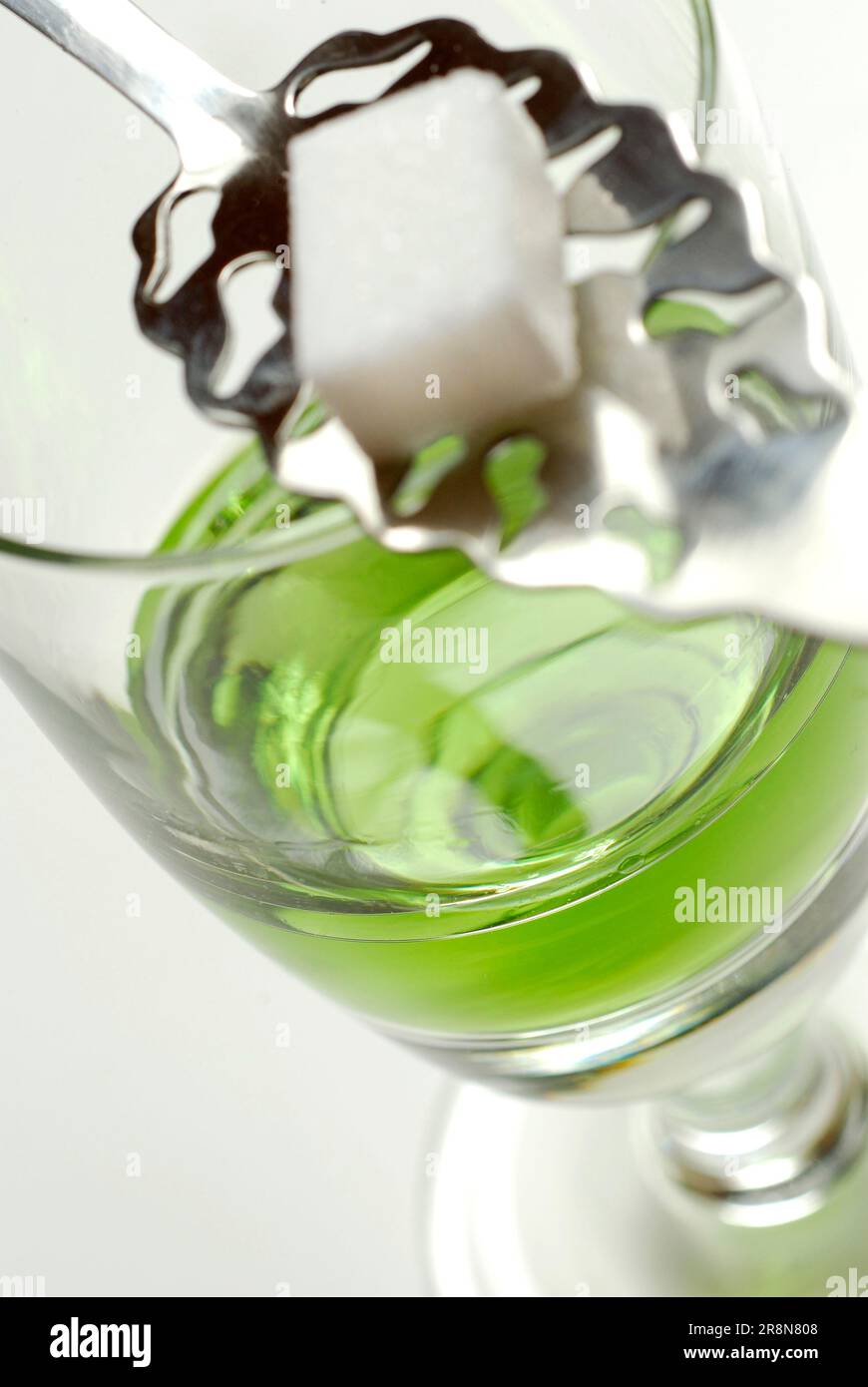 Verre d'absinthe, cube de sucre sur cuillère d'absinthe, fée verte, sucre Banque D'Images