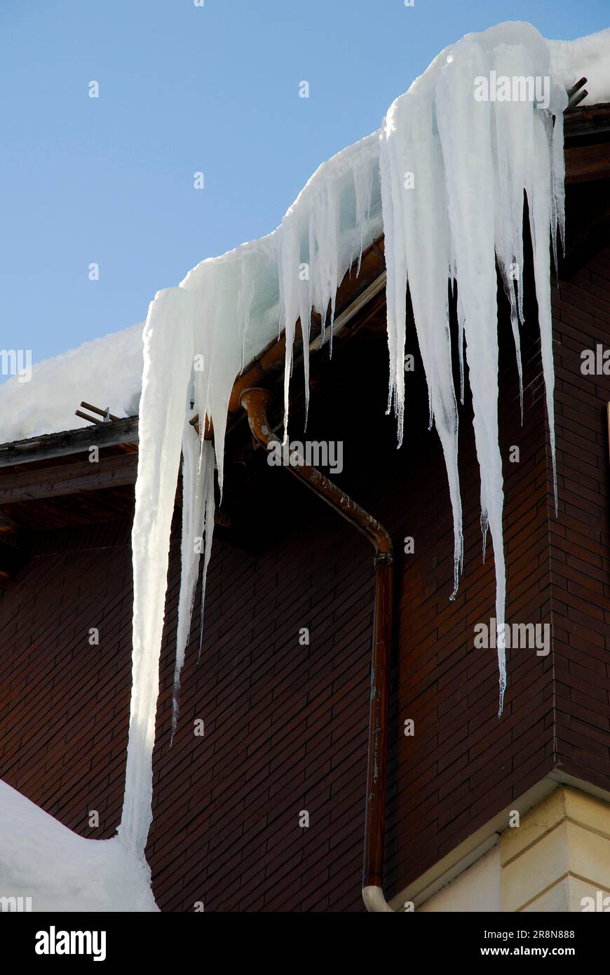 Icicle sur le bord du toit, Alpes, Andermatt, Suisse Banque D'Images