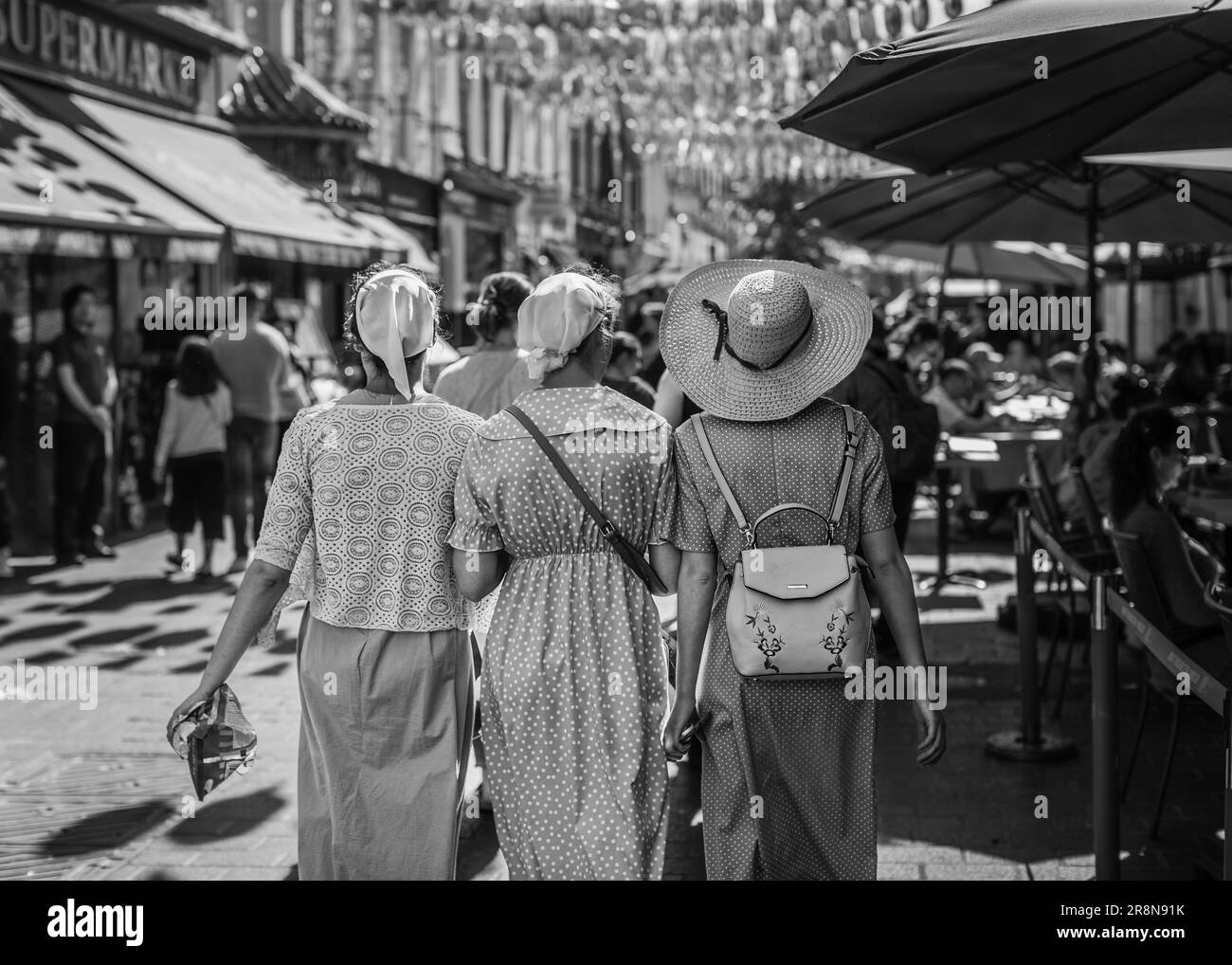 Les dames en robe traditionnelle visitent Chinatown à Londres. Banque D'Images