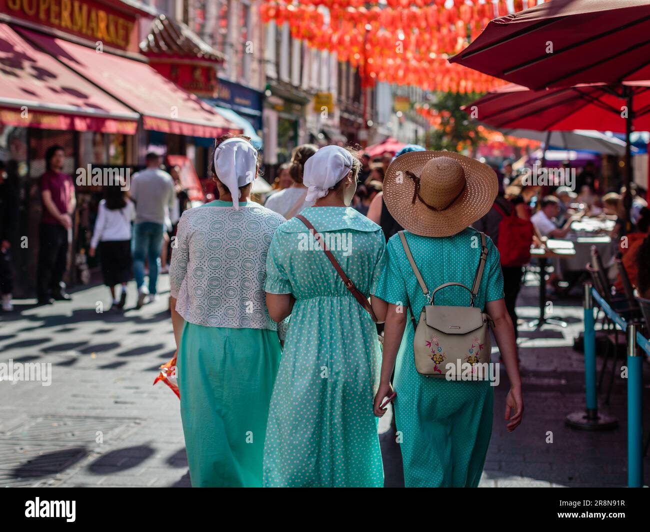 Trois touristes se démarquant dans Chinatown, Londres. Banque D'Images