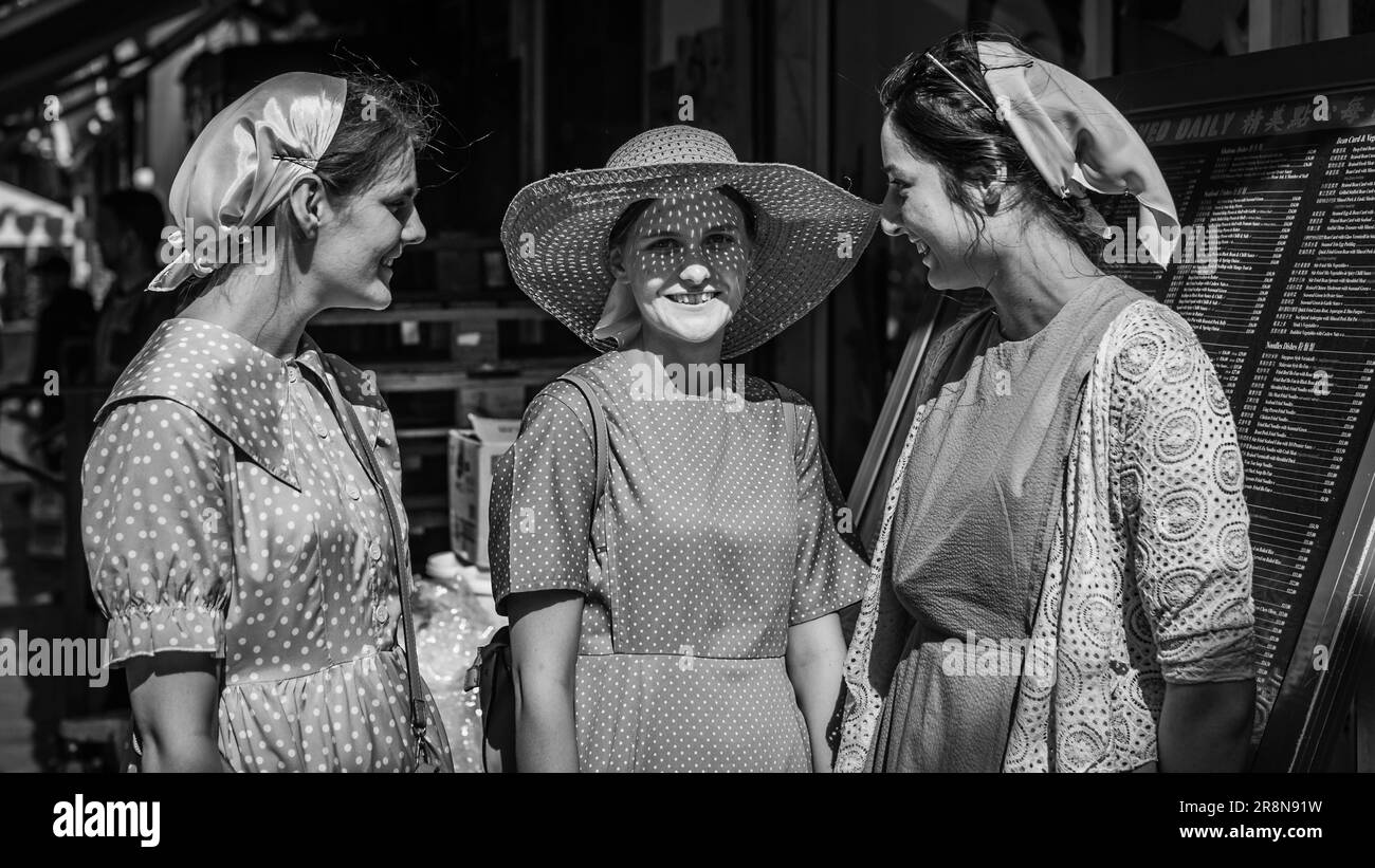 Trois femmes en robe traditionnelle slave visitent Chinatown à Londres. Banque D'Images