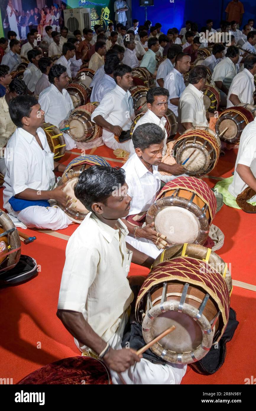 Représentation de Nadaswaram et de 101 musiciens de Thavil tavil vidwans sur la même scène à Coimbatore, Tamil Nadu, Inde du Sud, Inde, Asie. Banque D'Images