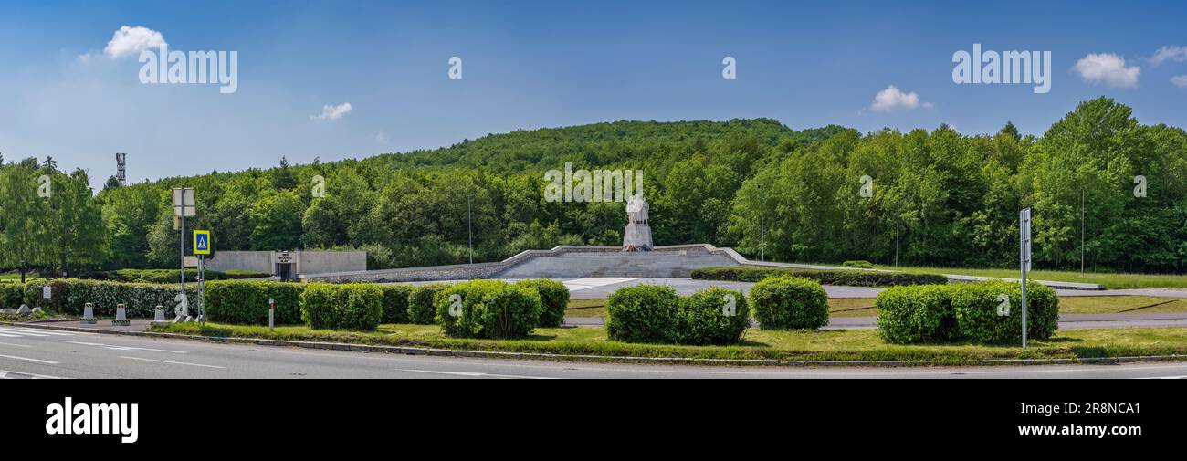 Le complexe commémoratif 'monument au col Dargovsky', composé d'une sculpture du monument de la libération et de la victoire Banque D'Images