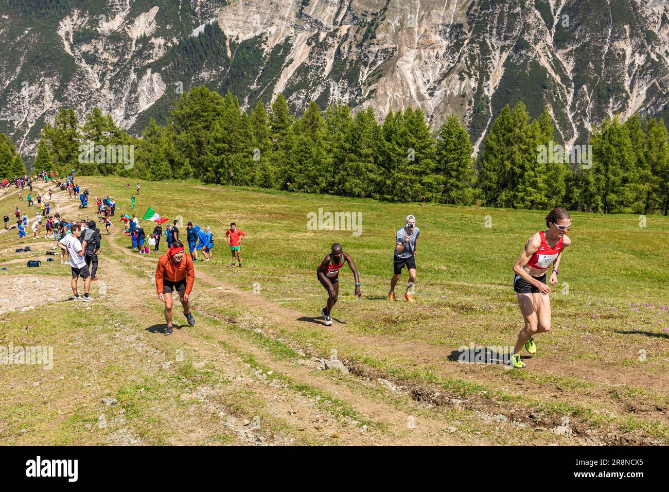 Andrea Mayr, gagnante et championne mondiale de course à pied en montagne, dans la discipline verticale aux Championnats du monde de course à pied en 2023 Banque D'Images