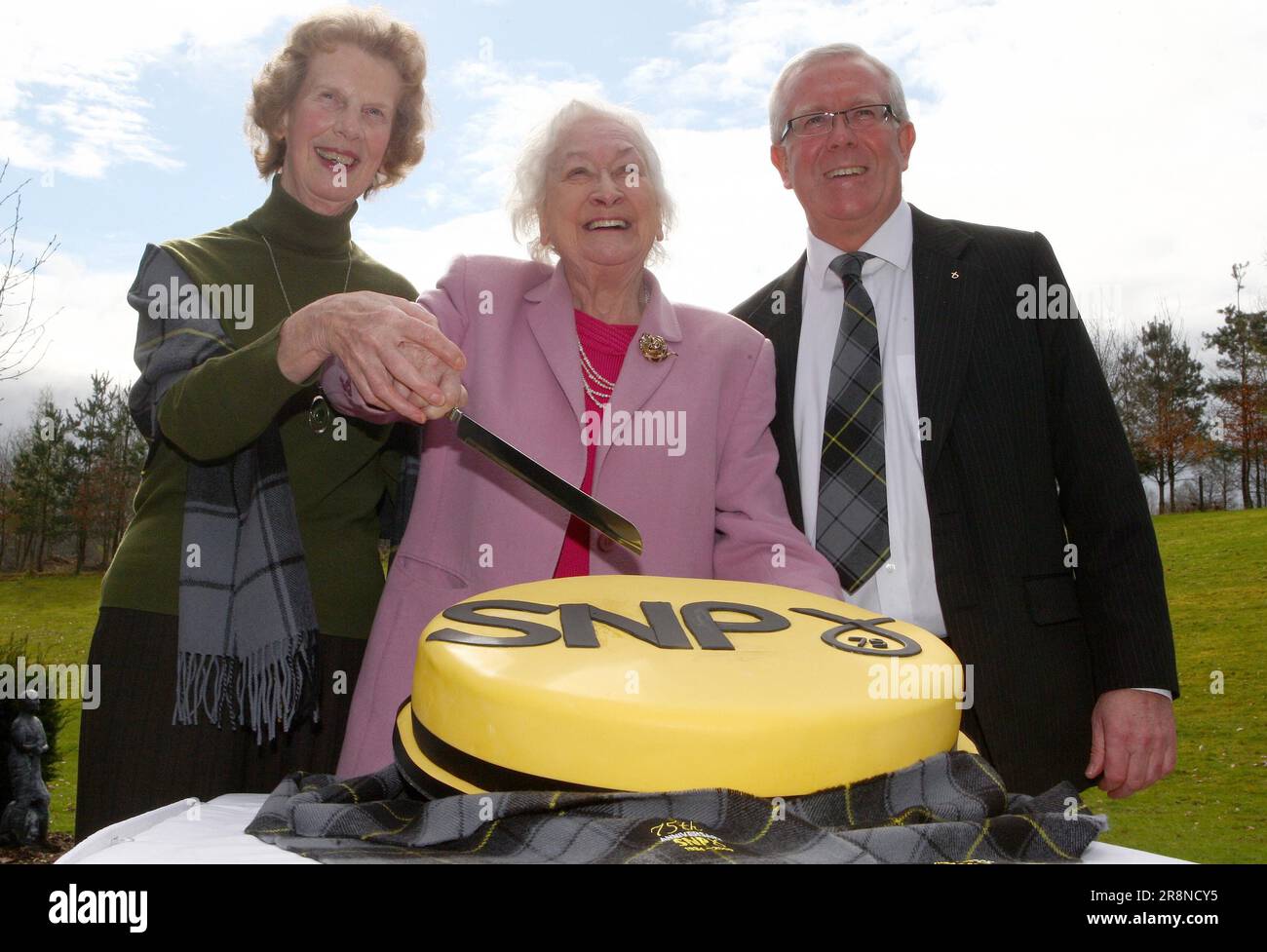 Photo du dossier datée du 07/04/09, de Winnie Ewing, ex-eurodéputée et députée, (au centre) avec Bruce Crawford MSP (à droite) et membre du parti Wilma Murray (à gauche), a coupé un gâteau d'anniversaire à l'Université Stirling pour marquer le 75th anniversaire de la formation du SNP. Winnie Ewing, politicien de SNP Trailblazing, est décédée à l'âge de 92 ans, a annoncé sa famille. Date de publication : jeudi 22 juin 2023. Banque D'Images