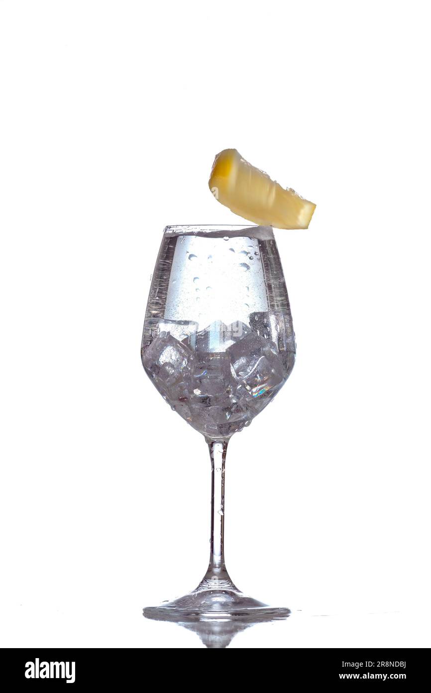 Citron sur un verre d'eau. Banque D'Images