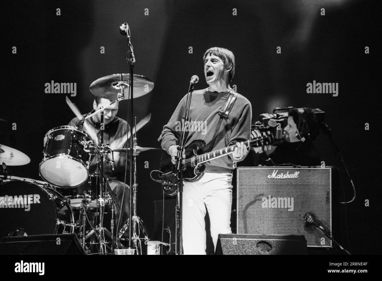 PAUL WELLER, BIG NOISE FESTIVAL, 1997 : Paul Weller tourne l'album Heavy Soul en tête d'affiche au BBC Big Noise Festival à Cardiff Bay, Cardiff, pays de Galles, Royaume-Uni le dimanche 11 mai, 1997. Steve White à la batterie. Photo : Rob Watkins Banque D'Images