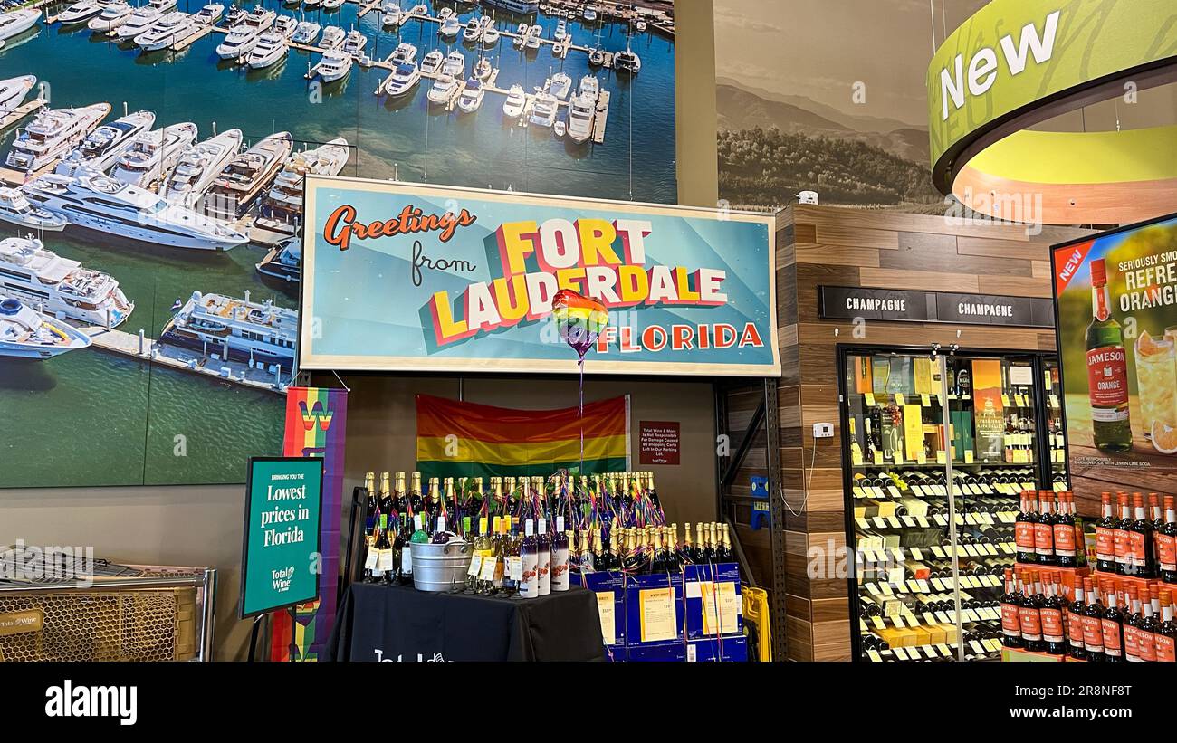 Pi. Lauderdale, FL États-Unis - 7 juin 2022 : l'intérieur d'un magasin de vins total à ft. Lauderdale, Floride. Banque D'Images